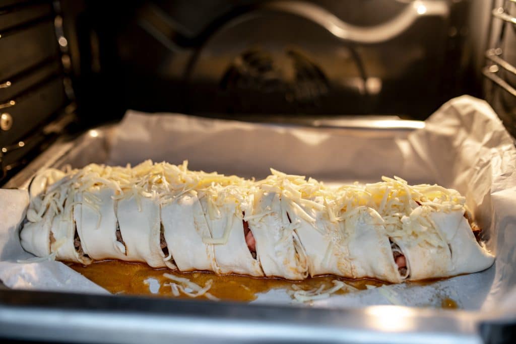 Learn how to make a mouthwatering taco braid with our easy step-by-step instructions. Perfect for a family dinner or party appetizer.